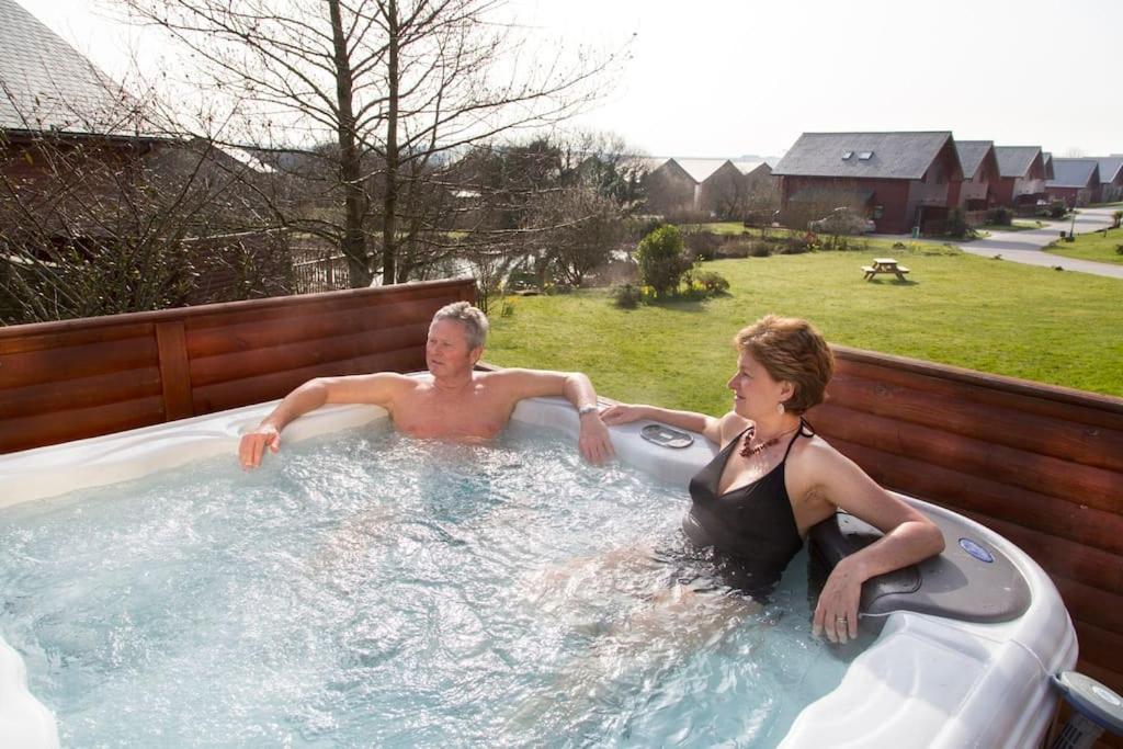 Skylark Sleeps 8 Private Hot Tub & Dogs Welcome Nr Padstow, Resort Pool Bar & Watersports Сент-Колумб-Мейджор Экстерьер фото