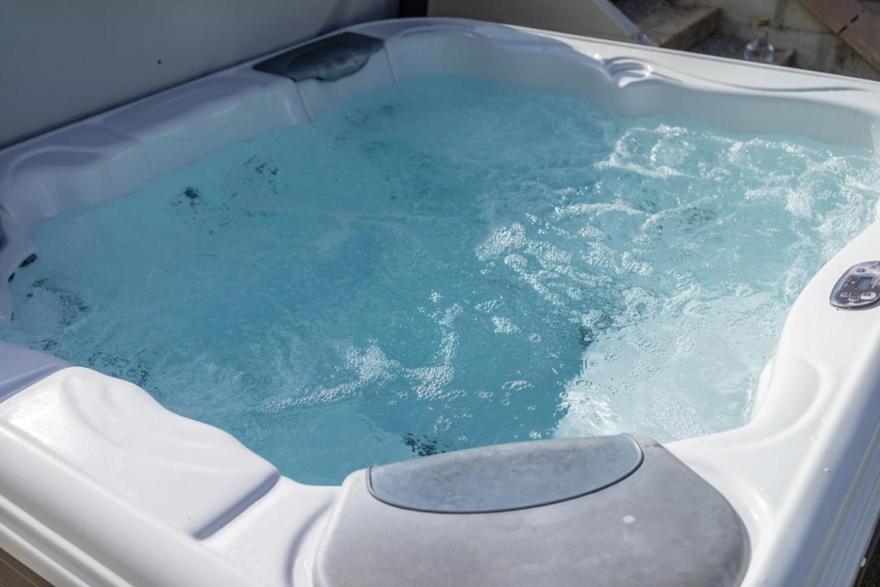 Skylark Sleeps 8 Private Hot Tub & Dogs Welcome Nr Padstow, Resort Pool Bar & Watersports Сент-Колумб-Мейджор Экстерьер фото